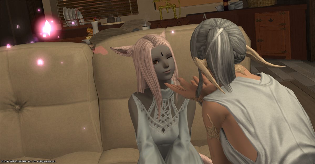 FFXIV 中两人在沙发旁的场景